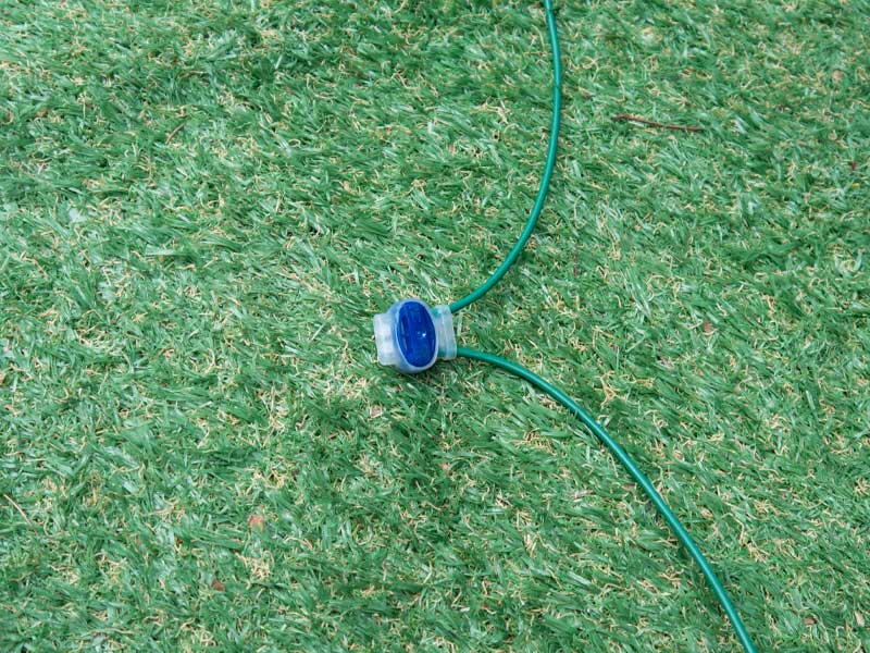 De connector en begrenzingskabel van robotmaaier in gras