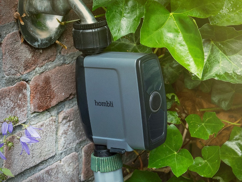 De Hombli slimme waterregelaar aangesloten op kraan in tuin