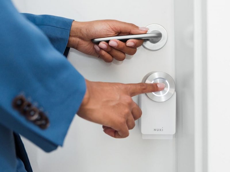 Nuki Smart Lock 4 pro aangesloten op deur met vingerafdruk functie