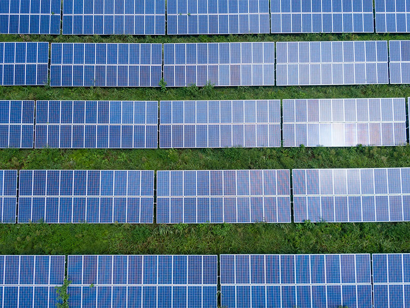 Zonnepanelen in weiland, Zonnepanelen van boven, Zonnepanelen in groen, Zonnepanelen groene achtergrond